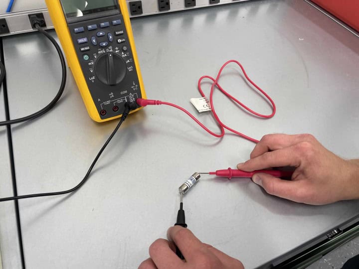 How to Use a Multimeter - Testing a Fuse